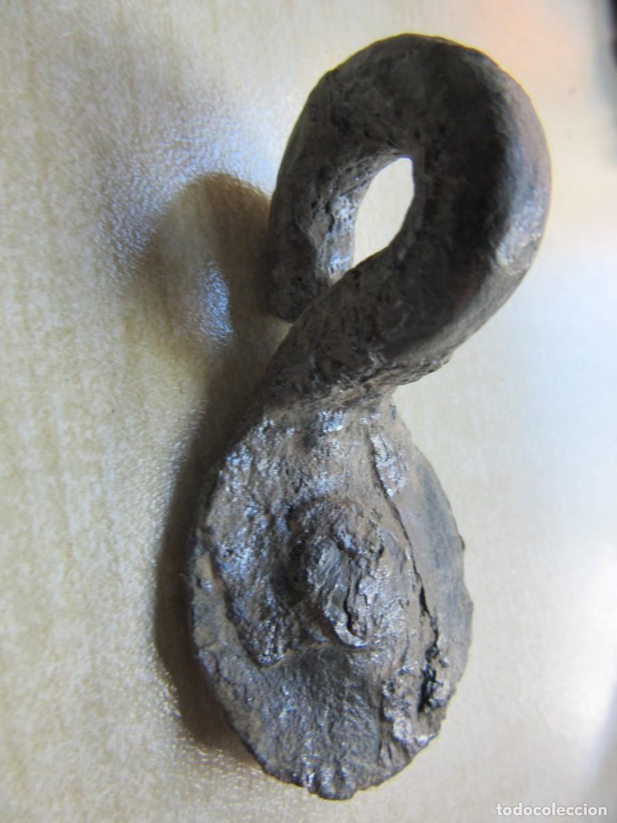 Antiguidades: Asa de s&iacute;tula (recipiente ) de bronce de &eacute;poca romana Medidas 5,4 x 2,8 cm