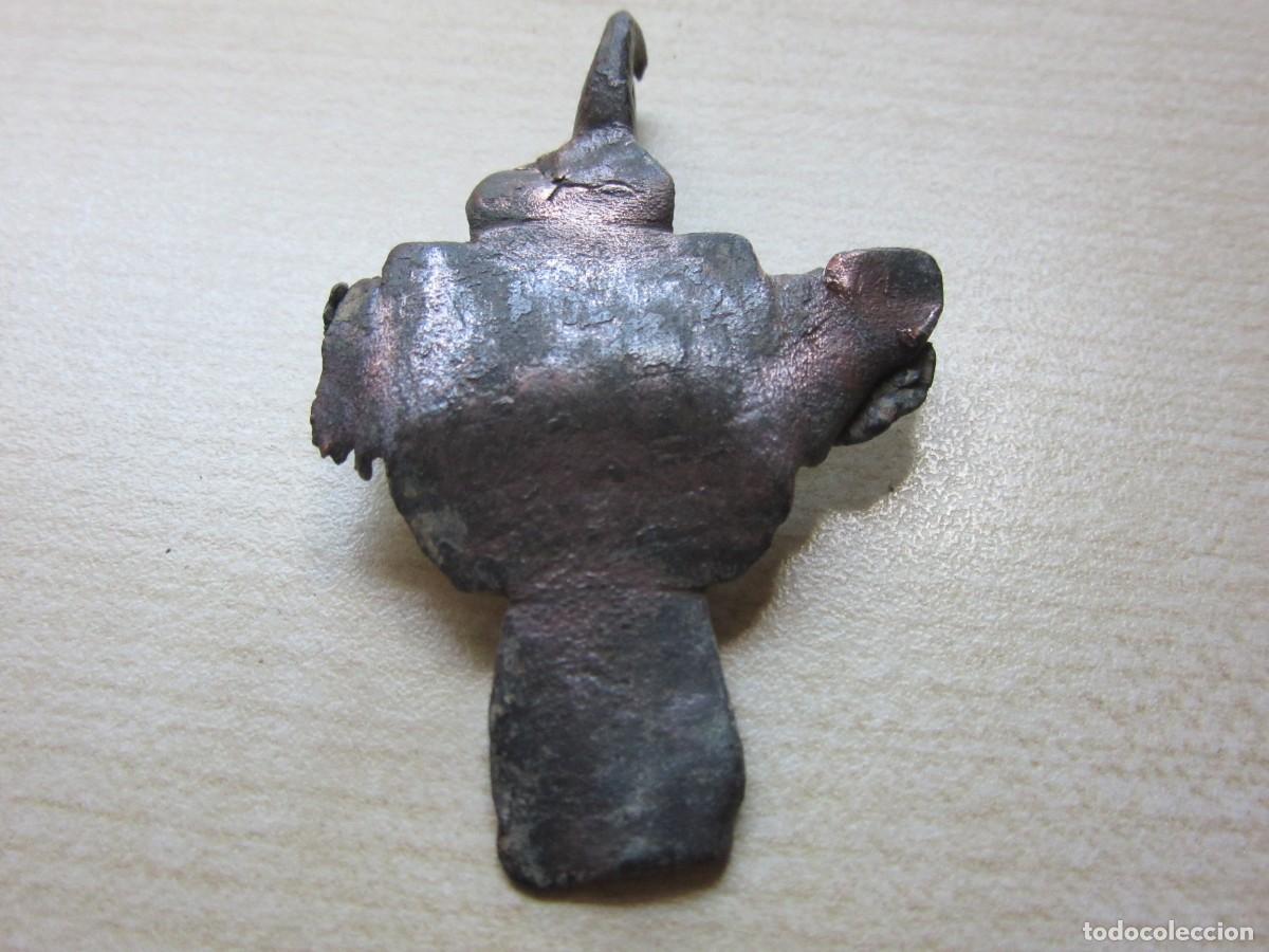 Antiguidades: Pinjante de bronce medieval en forma de cruz Medidas 5 x 3,4 cm