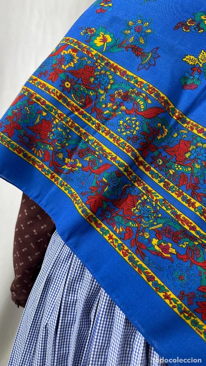 Antig&uuml;edades: Pa&ntilde;uelo azul estampado. 116 cm - Foto 3