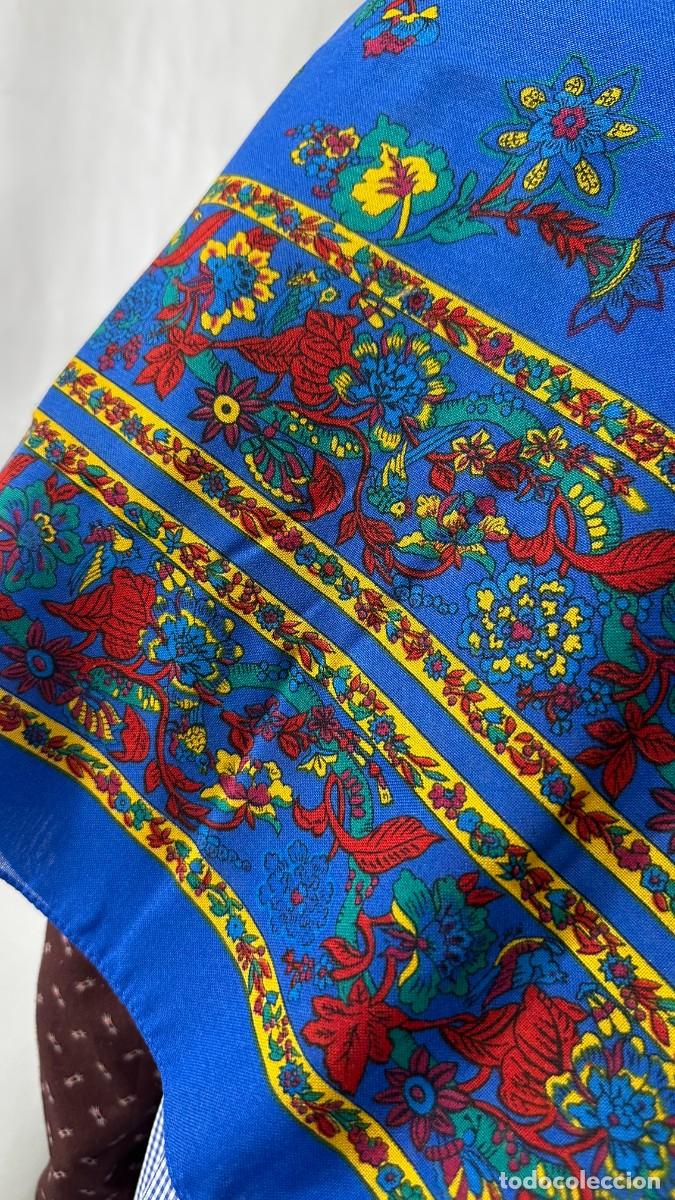 Antig&uuml;edades: Pa&ntilde;uelo azul estampado. 116 cm - Foto 4