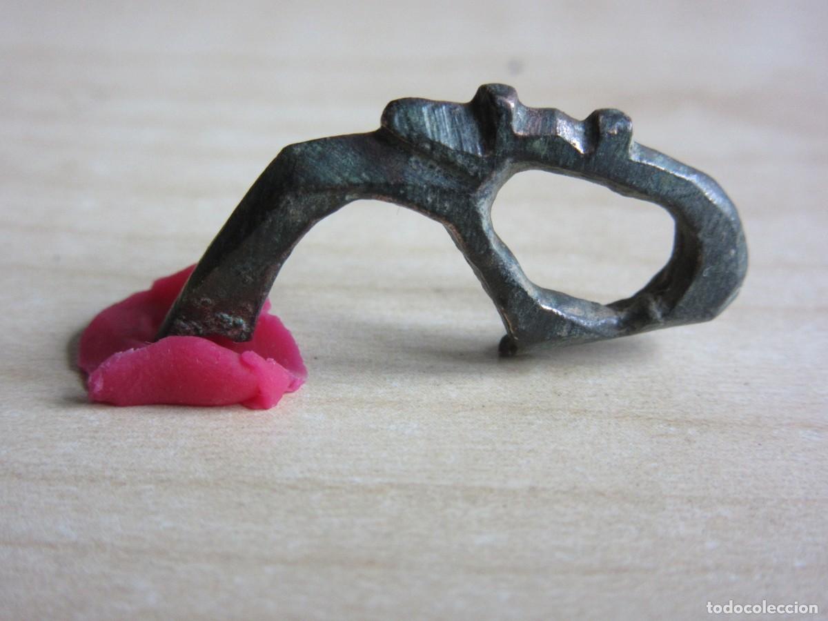 Antiguidades: Arco de f&iacute;bula de Bronce tipo La Tenne &Eacute;poca romana S II_III AC Medidas 2,8 cm