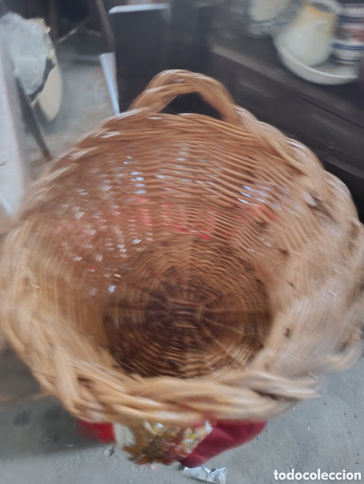 Antig&uuml;edades: Cesta de mimbre con asas. - Foto 1