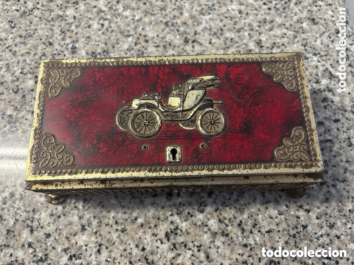 Antiquit&auml;ten: Antigua caja met&aacute;lica con llave, coche antiguo en relieve (A12)