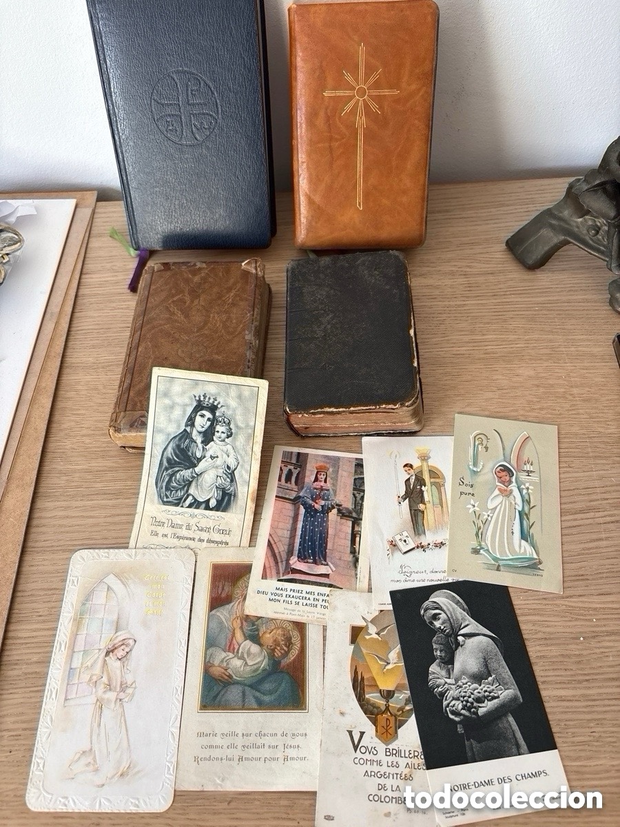 Antig&uuml;edades: Lote de misales y estampitas (A18)