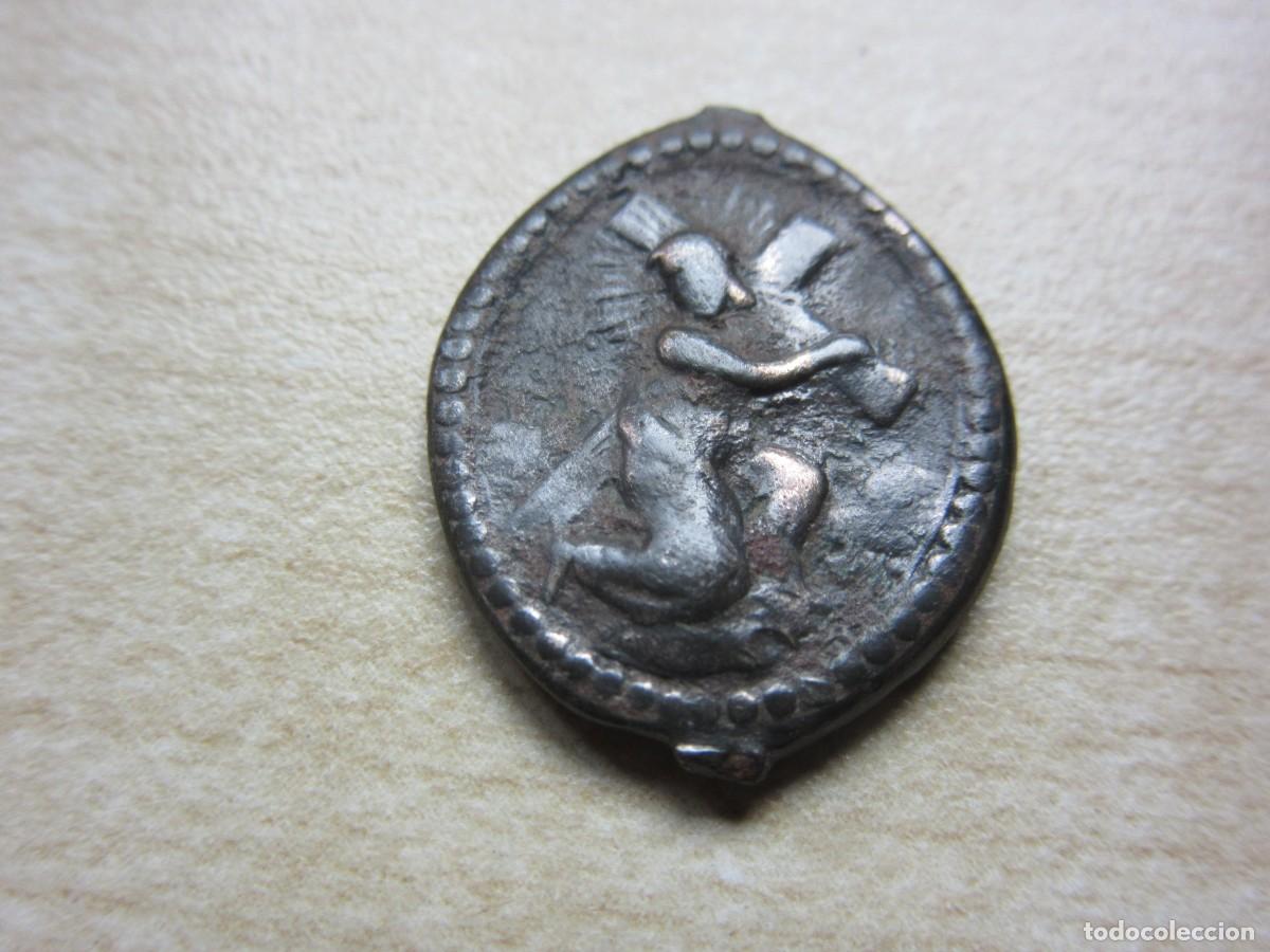 Antiques: Medalla de Jes&uacute;s con la cruz y Dolorosa con 7 pu&ntilde;ales Bronce Medidas 2 x 1 ,6 cm S XVIII