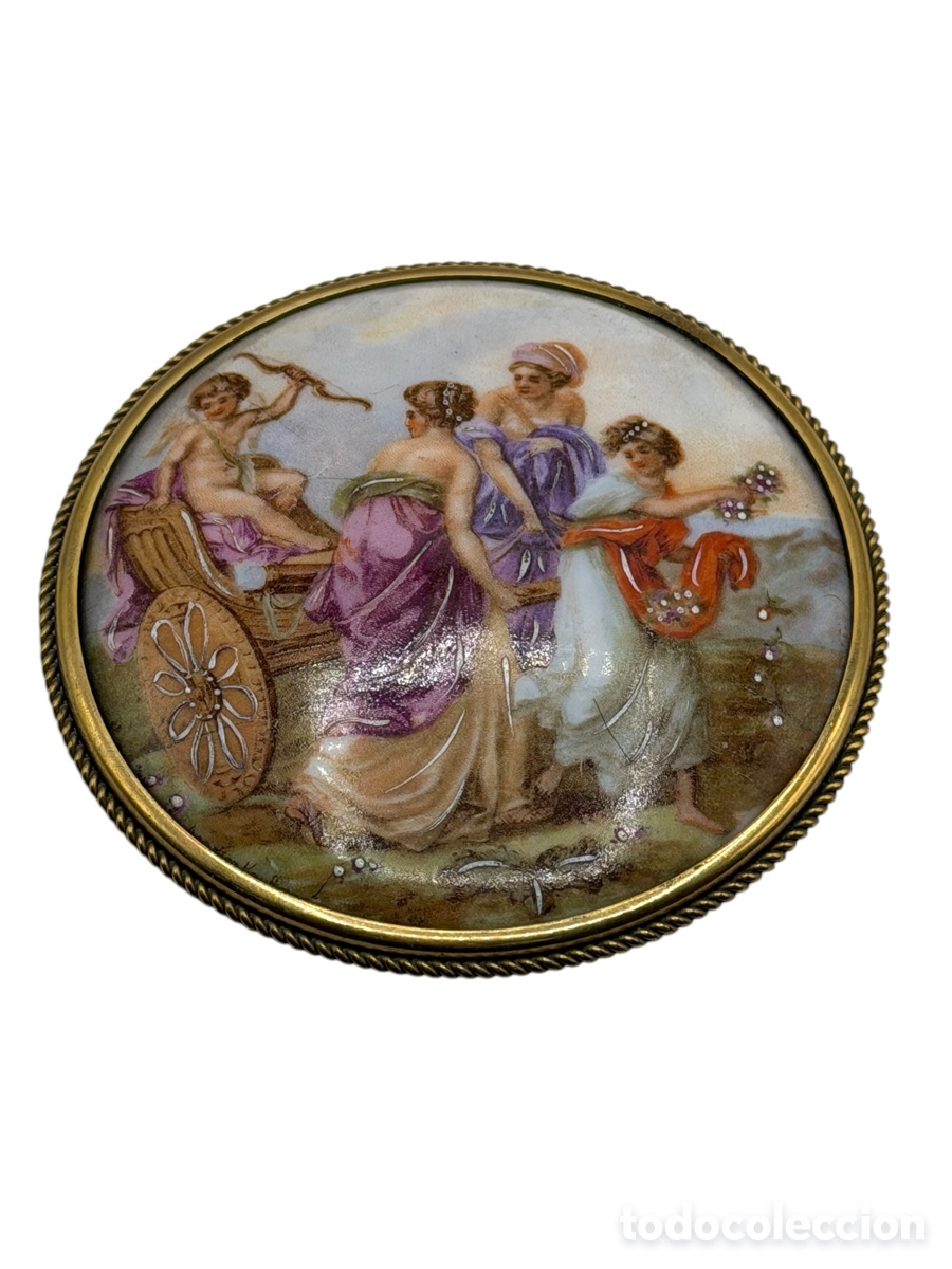 Antiguidades: Antiguo Medall&oacute;n de Cer&aacute;mica Limoges con Detalles de Lat&oacute;n