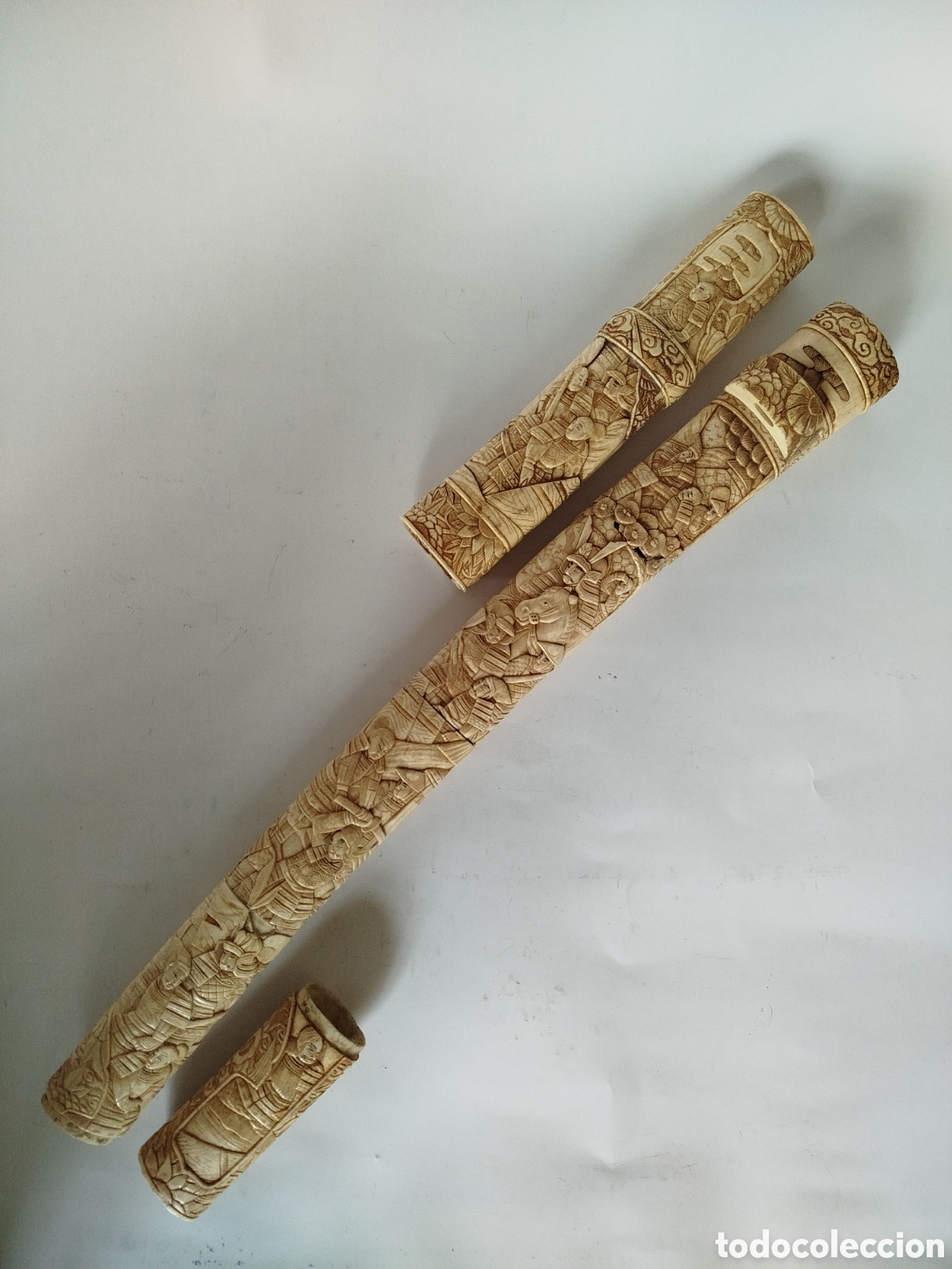 Antig&uuml;edades: ANTIGUA FUNDA DE KATANA CON SU MANGO EN HUESO TALLADO Y ENTINTADO PARA RESTAURAR. SIN HOJA. S.XIX