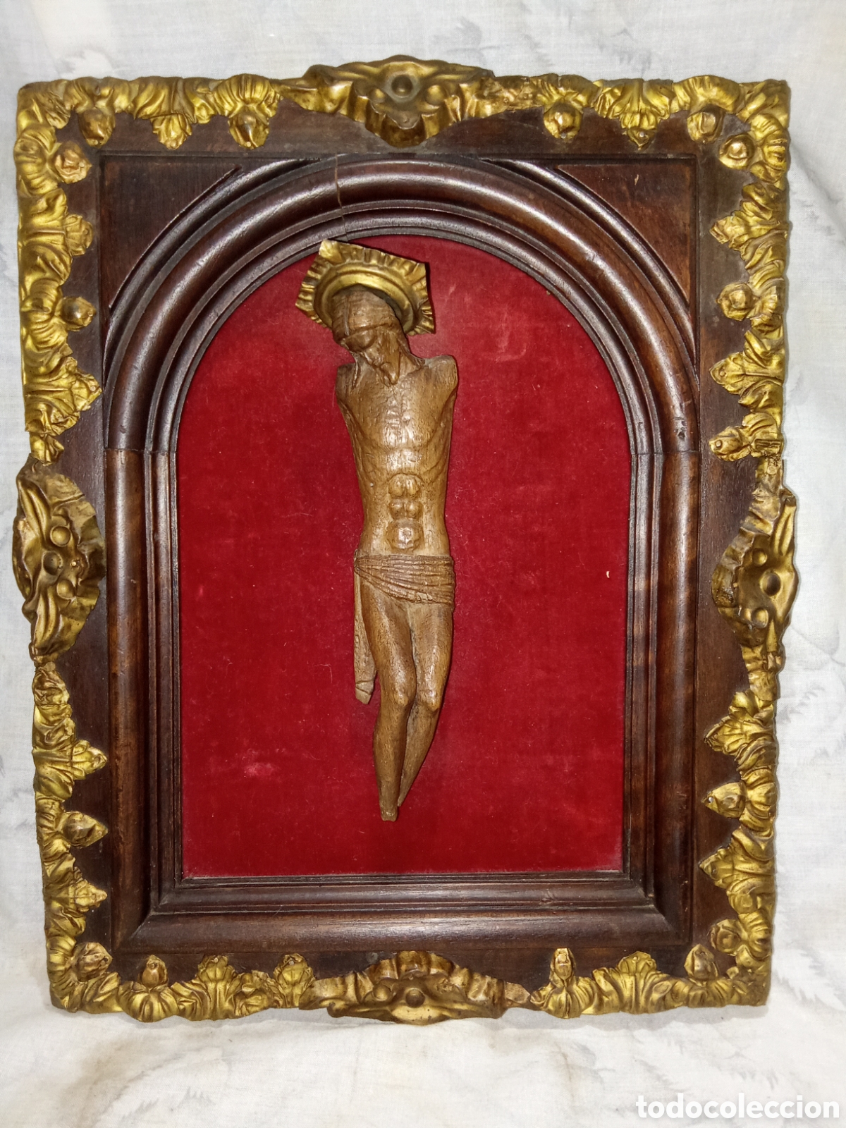 Antig&uuml;edades: ESPECTACULAR IMAGEN DE CRISTO EN MADERA TALLADA SIGLO XIX Y MARCO MADERA CON LAT&Oacute;N REPUJADO
