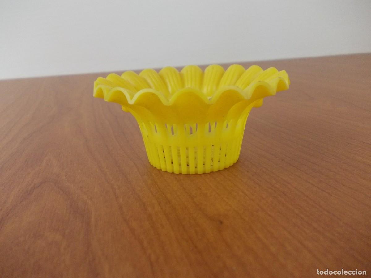 Antiquit&auml;ten: Cestillo antiguo amarillo dise&ntilde;o calado con corazones y estrella pieza ligera para decoraci&oacute;n