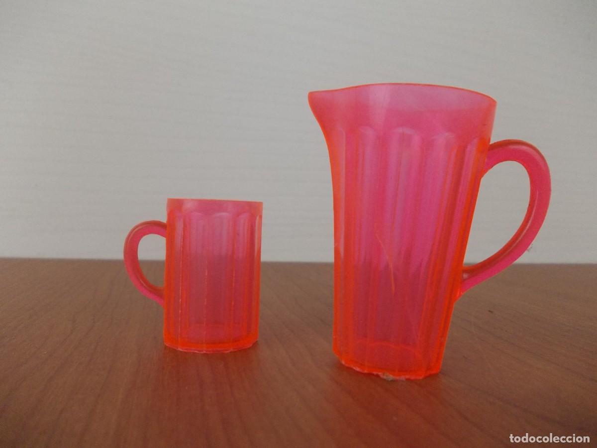 Antig&uuml;edades: Juego de mini Jarra y taza pl&aacute;stico naranja transl&uacute;cido con asas piezas ligeras retro
