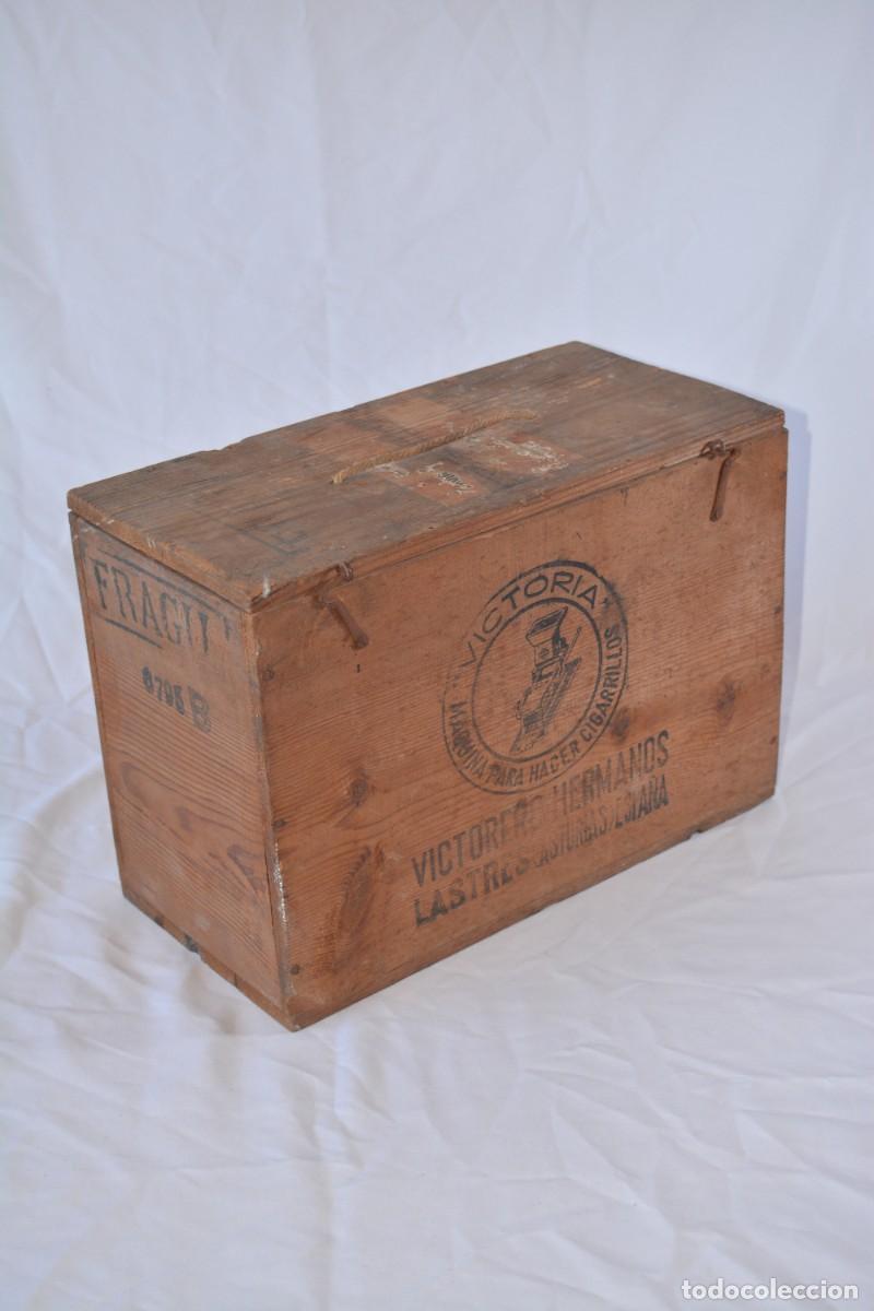 Antiquit&auml;ten: Antigua caja de transporte para liadora de cigarrillos Victoria - 1920