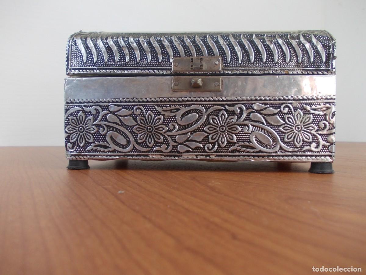 Antiguidades: Joyero anglo indio metal repujado relieve floral cincelado vintage decoraci&oacute;n