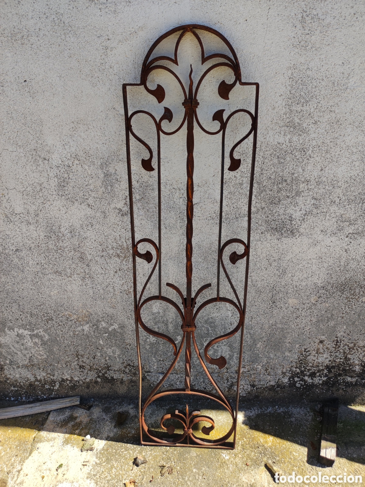 Antig&uuml;edades: Reja de hierro con pletina y forja