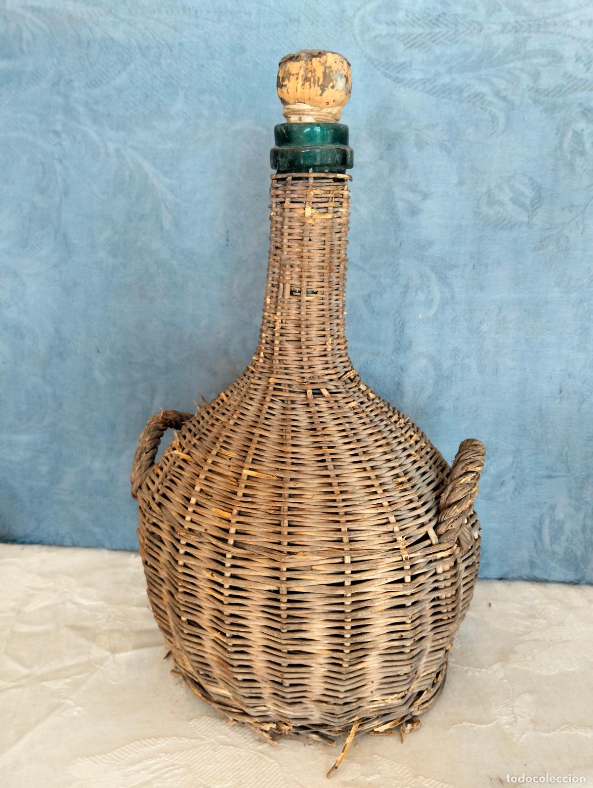 Antig&uuml;edades: Botella jarra de cristal antigua vidrio verde con funda de mimbre 2 asas a&ntilde;os 50-60