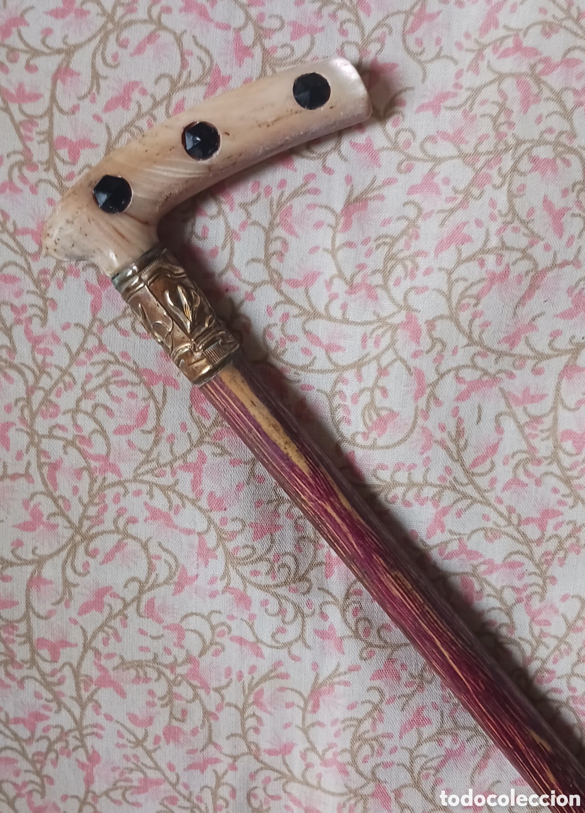 Antig&uuml;edades: Empu&ntilde;adura antigua de nacar, para palo de 1cms, grueso. 6,7 ancho x 2 cms. . Vell i Bell