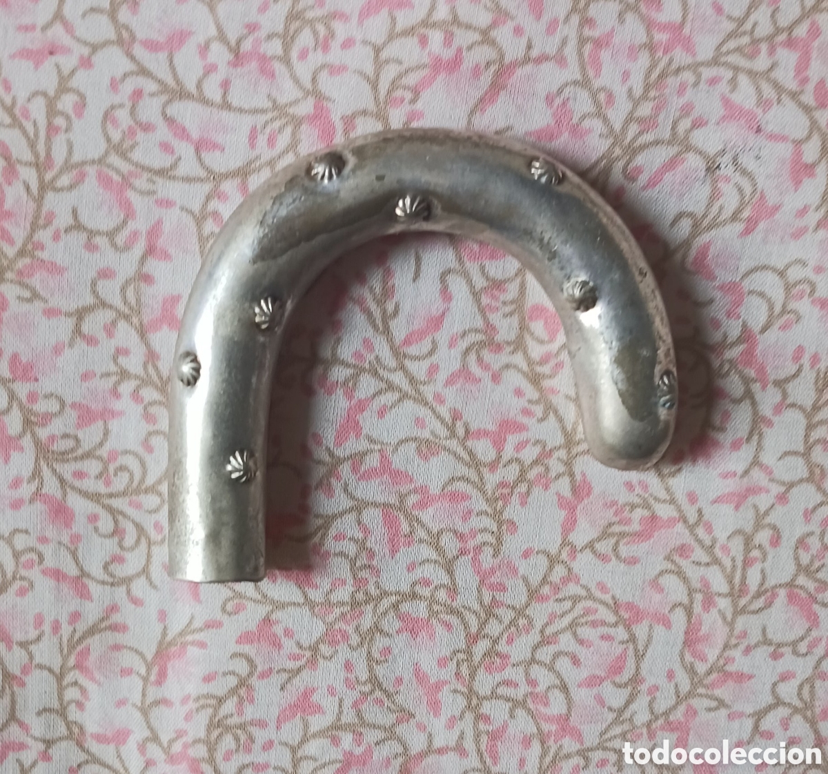 Antig&uuml;edades: Empu&ntilde;adura antigua de metal plateado. para palo de 1,3 cms, 7 ancho x 6 cms alto . Vell i Bell