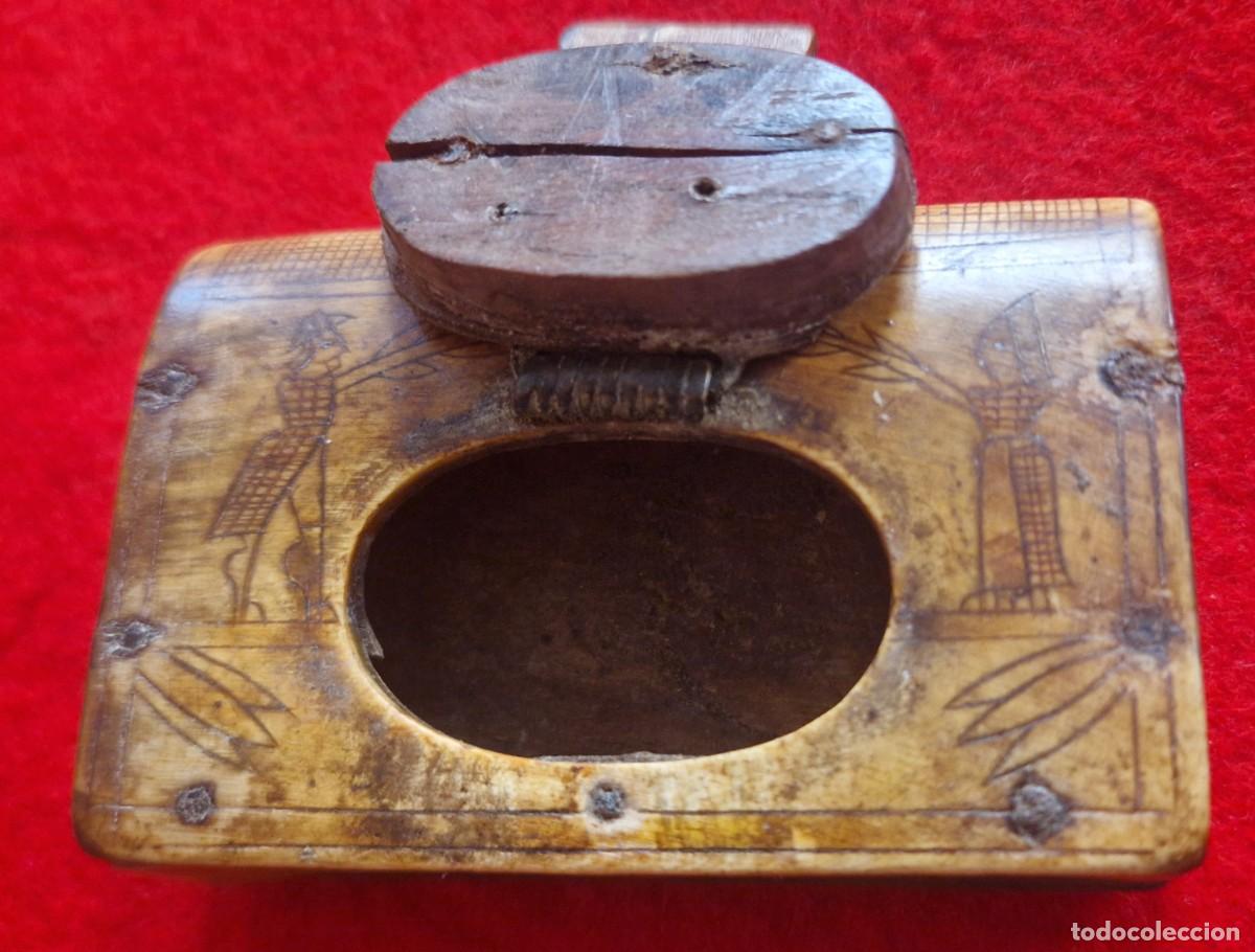 Antig&uuml;edades: Snuff box o cajita de rape arte pastoril siglo XVIII o XIX rural cuerna grabado escenas pastores