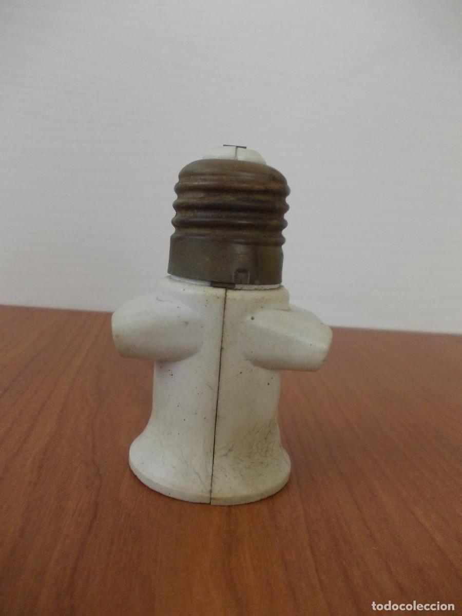 Antig&uuml;edades: Portal&aacute;mparas el&eacute;ctrico SIMON antiguo casquillo met&aacute;lico bombilla con enchufes vintage