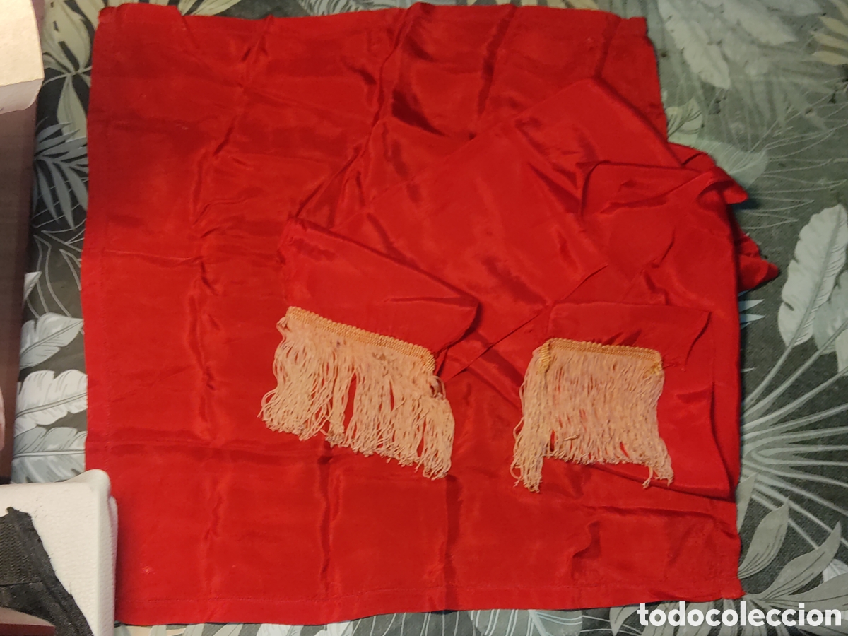 Antig&uuml;edades: Antiguo Faj&iacute;n y pa&ntilde;uelo rojo San Ferm&iacute;n o eclesi&aacute;stico.