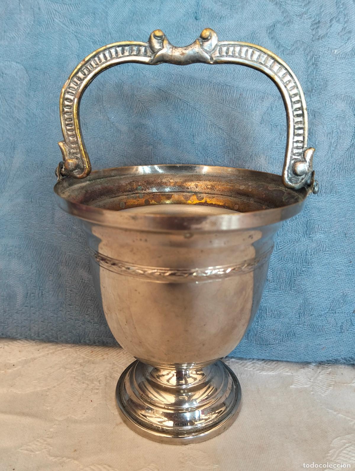 Antig&uuml;edades: Benditera de metal plateado de iglesia para bendecir a la gente marca Raventos falta hisopo a&ntilde;os 40