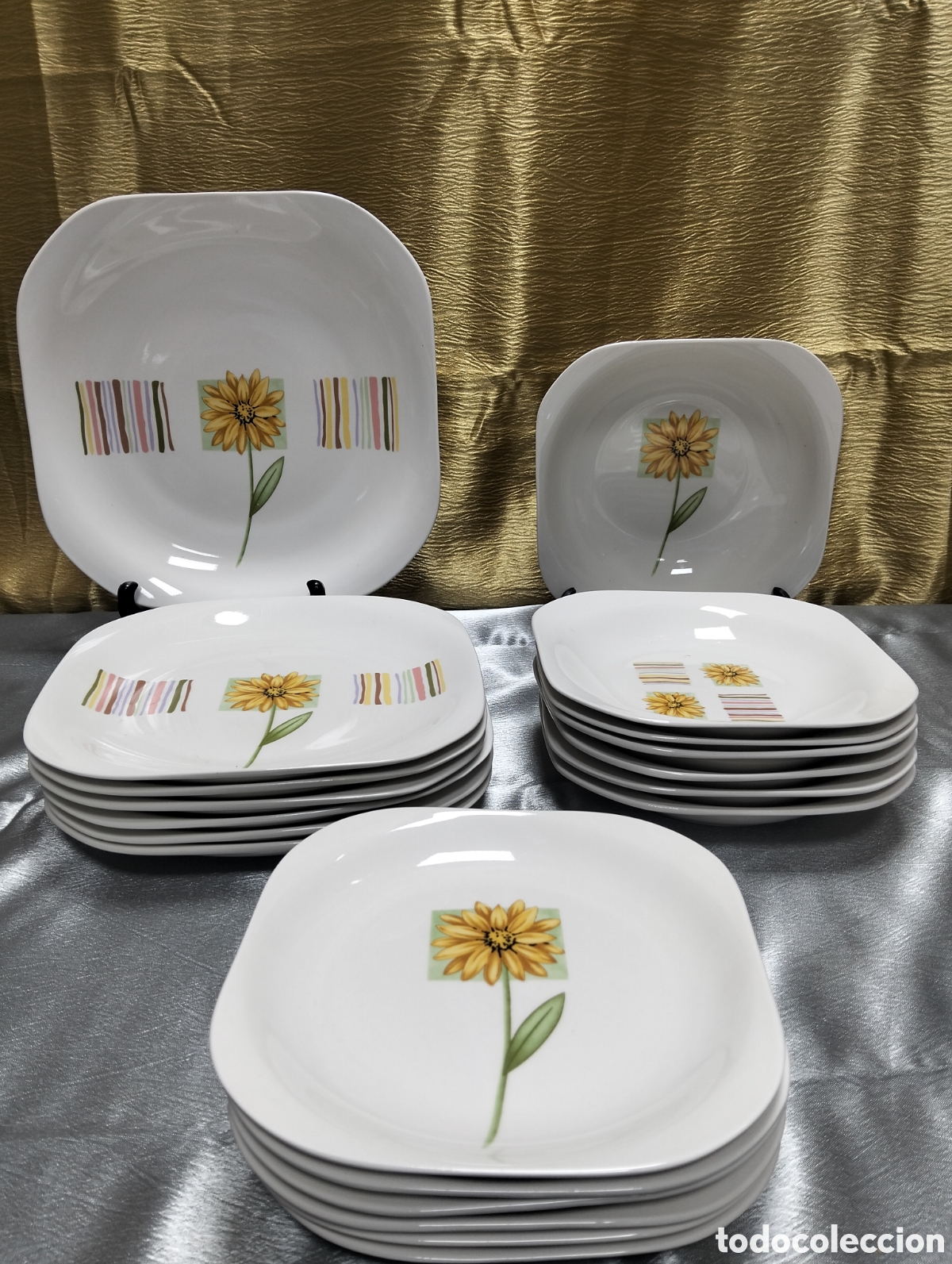 Antig&uuml;edades: un juego de vajilla cuadrada de color blanco con un dise&ntilde;o decorativo de girasol y l&iacute;neas geom&eacute;trica