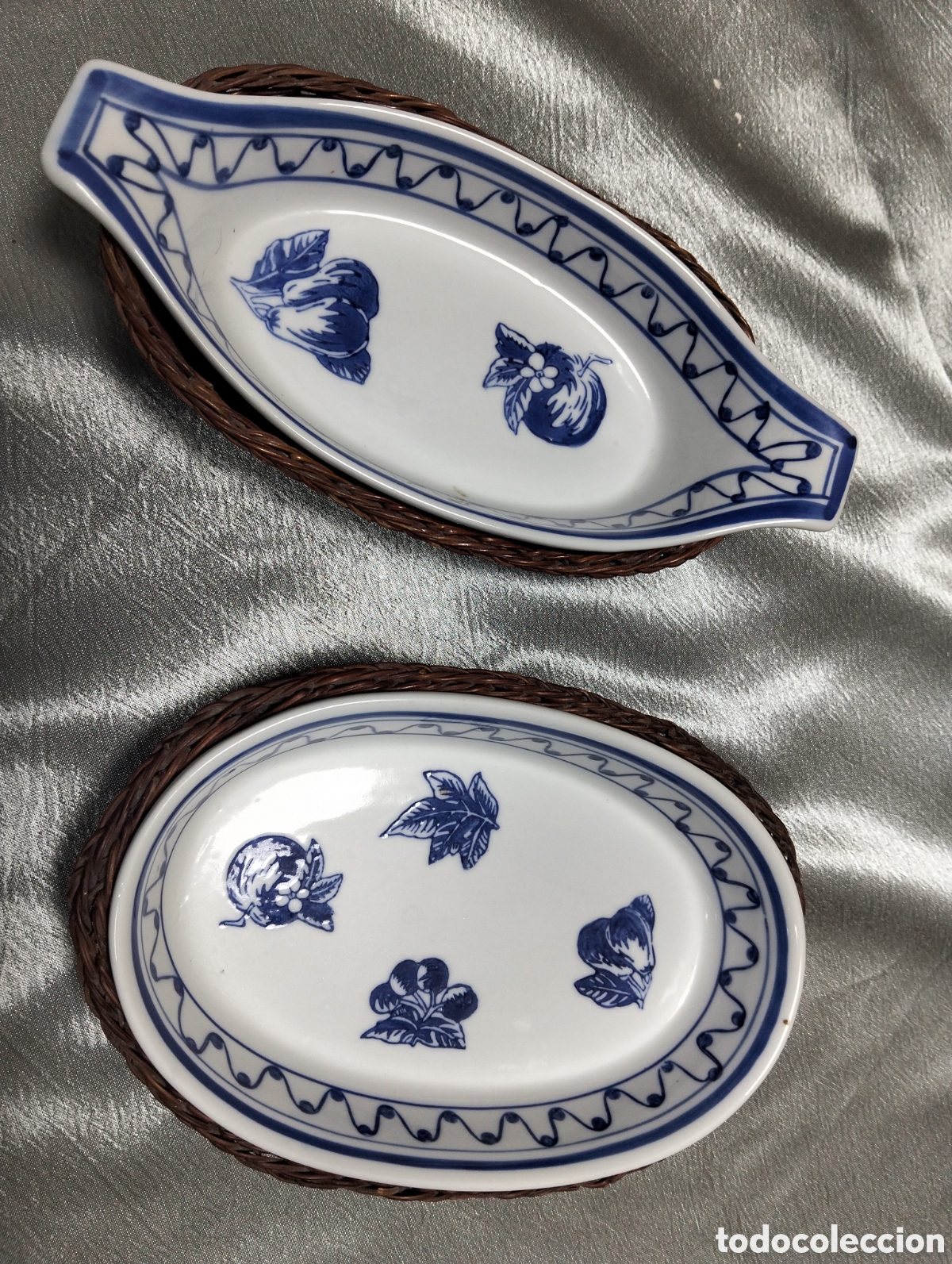 Antig&uuml;edades: &nbsp;conjunto de piezas de vajilla de&nbsp;cer&aacute;mica blanca con motivos azules, acompa&ntilde;adas de&nbsp;cestas de mimbr