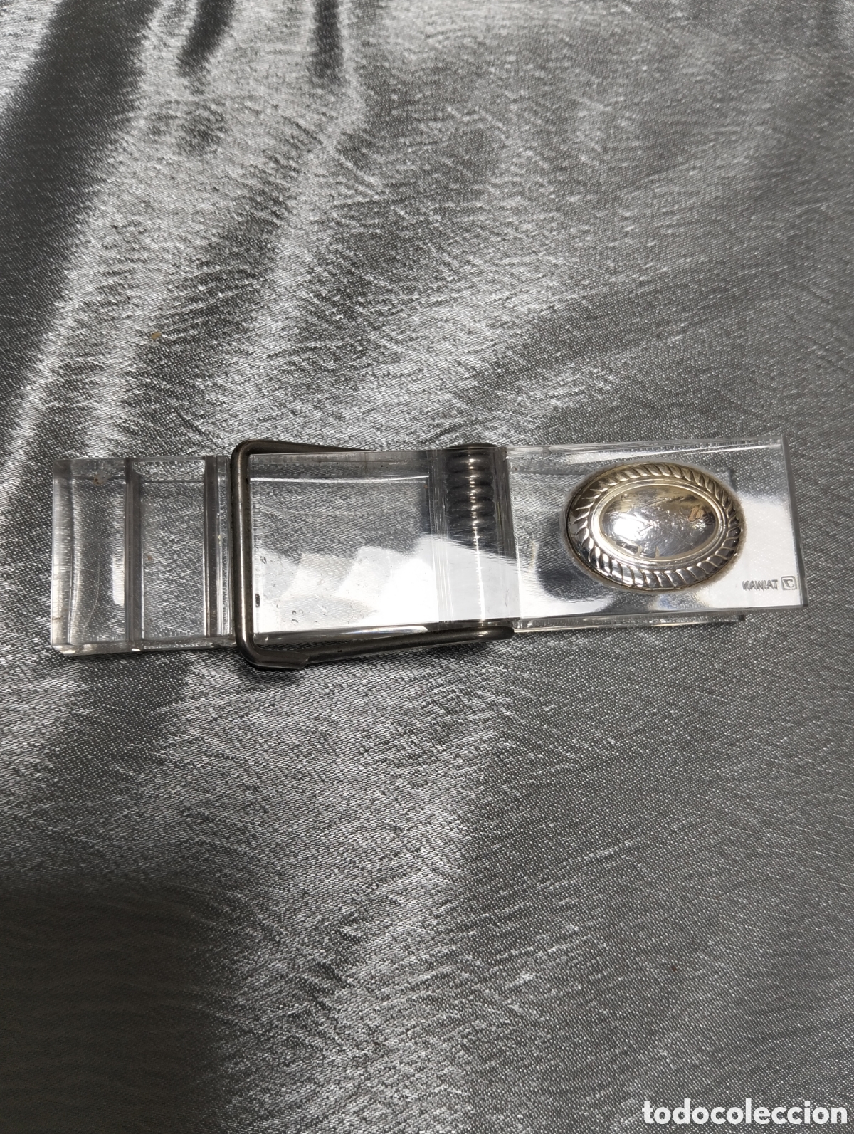 Antiguidades: una&nbsp;pinza para sujetar papeles&nbsp;o &rdquo;pisa papeles&rdquo; de estilo vintage, fabricada en&nbsp;metacrilato&nbsp;transpar