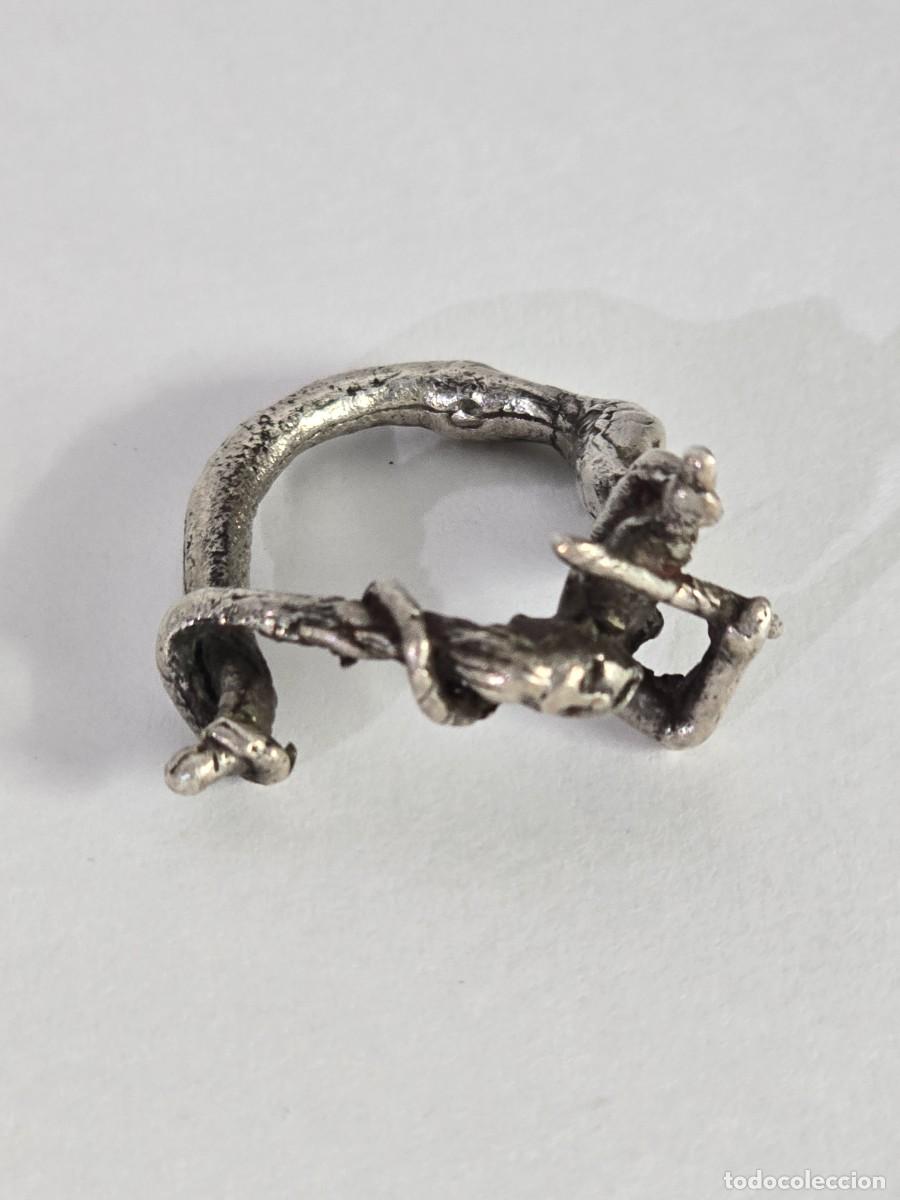Antig&uuml;edades: Anillo en Plata - En Figura de Mujer Tocando el Viol&iacute;n. - Foto 1