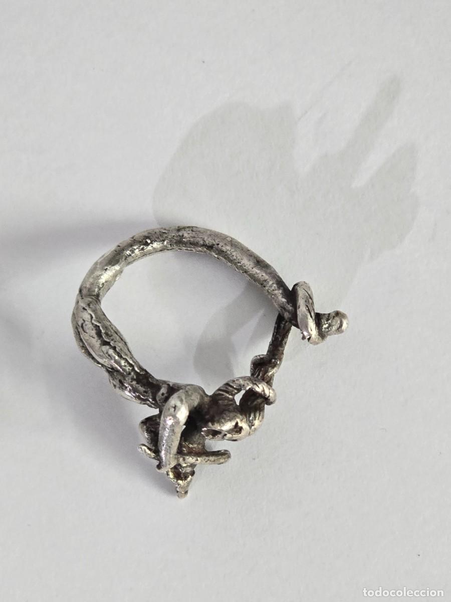 Antig&uuml;edades: Anillo en Plata - En Figura de Mujer Tocando el Viol&iacute;n. - Foto 2