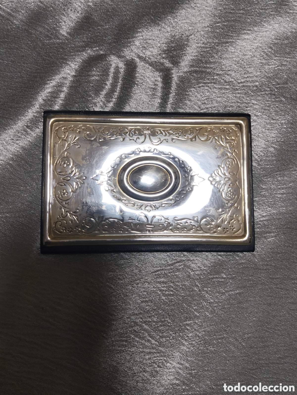 Antig&uuml;edades: una libreta de direcciones vintage o agenda telef&oacute;nica con una cubierta de plata ornamental.antiguo