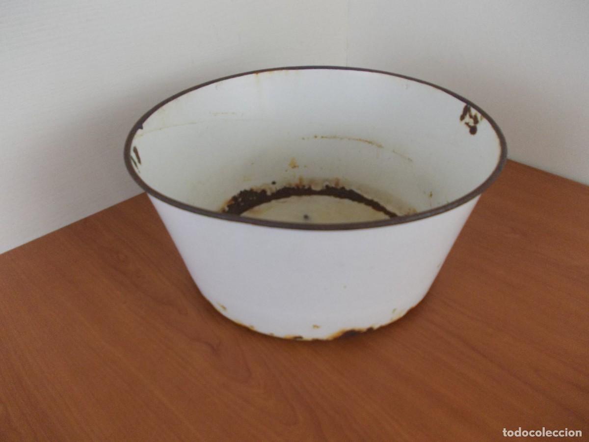 Antig&uuml;edades: Palangana met&aacute;lica esmaltada blanca antigua &oacute;xido vintage