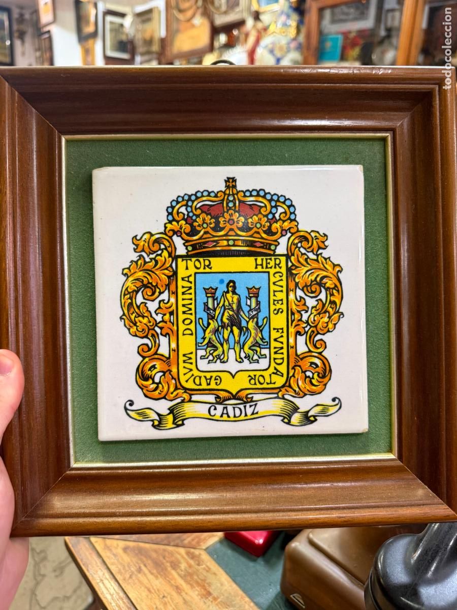 Antig&uuml;edades: AZULEJO CON EL ESCUDO DE CADIZ - MEDIDA MARCO 25X25 CM