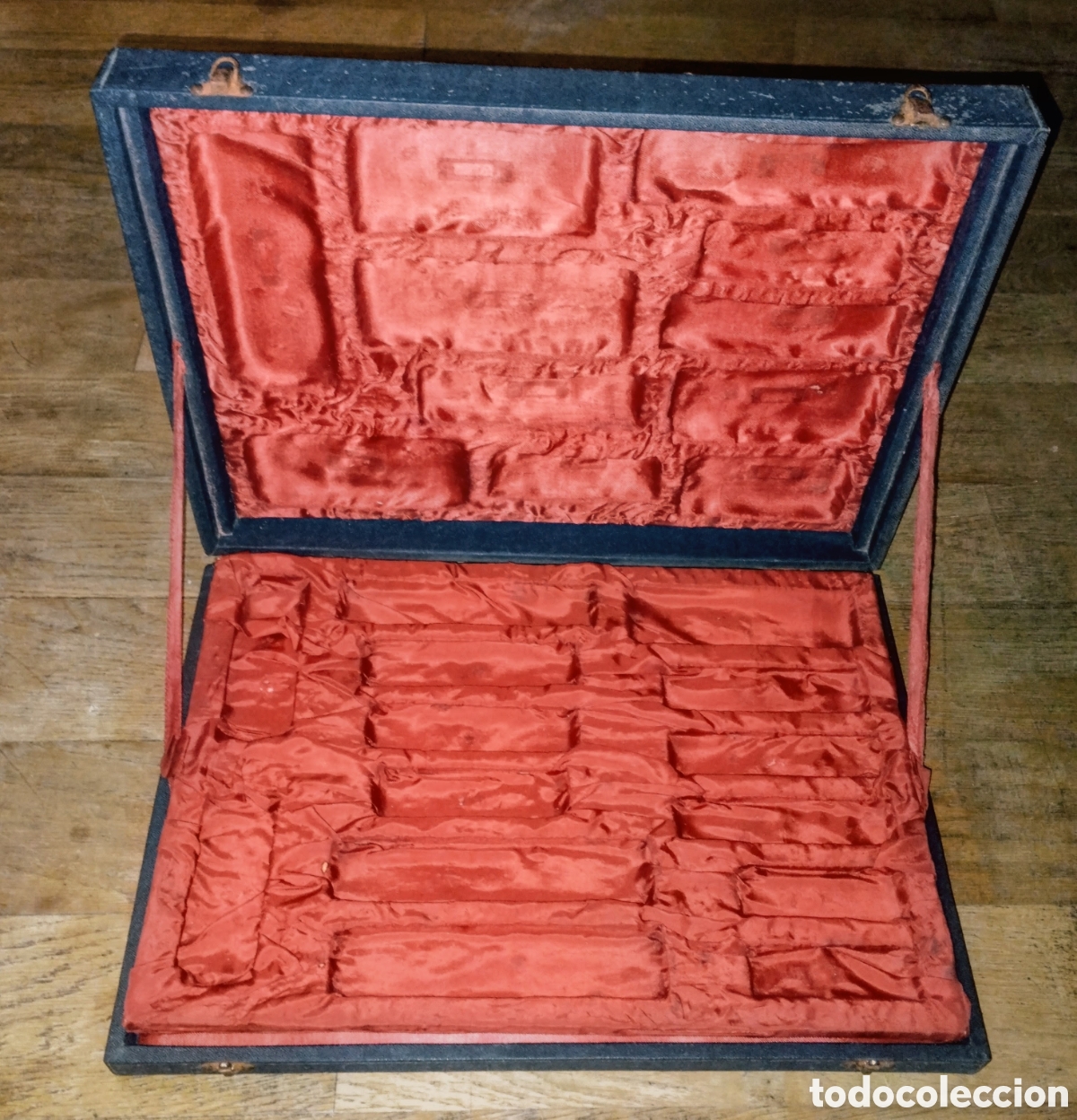 Antiquit&auml;ten: antiguo EXPOSITOR de ARM&Oacute;NICAS en NORMAL ESTADO con evidentes se&ntilde;ales de uso y del paso del tiempo