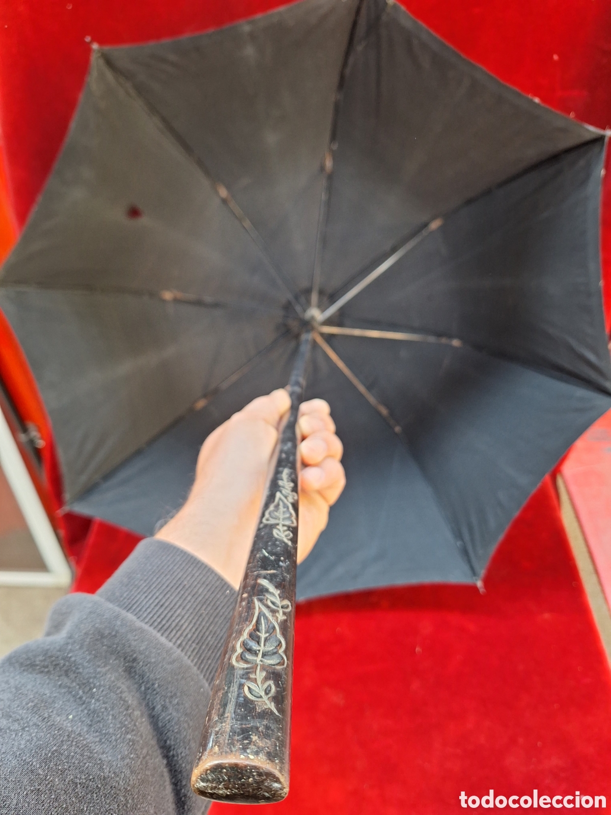 Antig&uuml;edades: Antigua sombrilla mango de madera con detalles tallados! Punta laton.