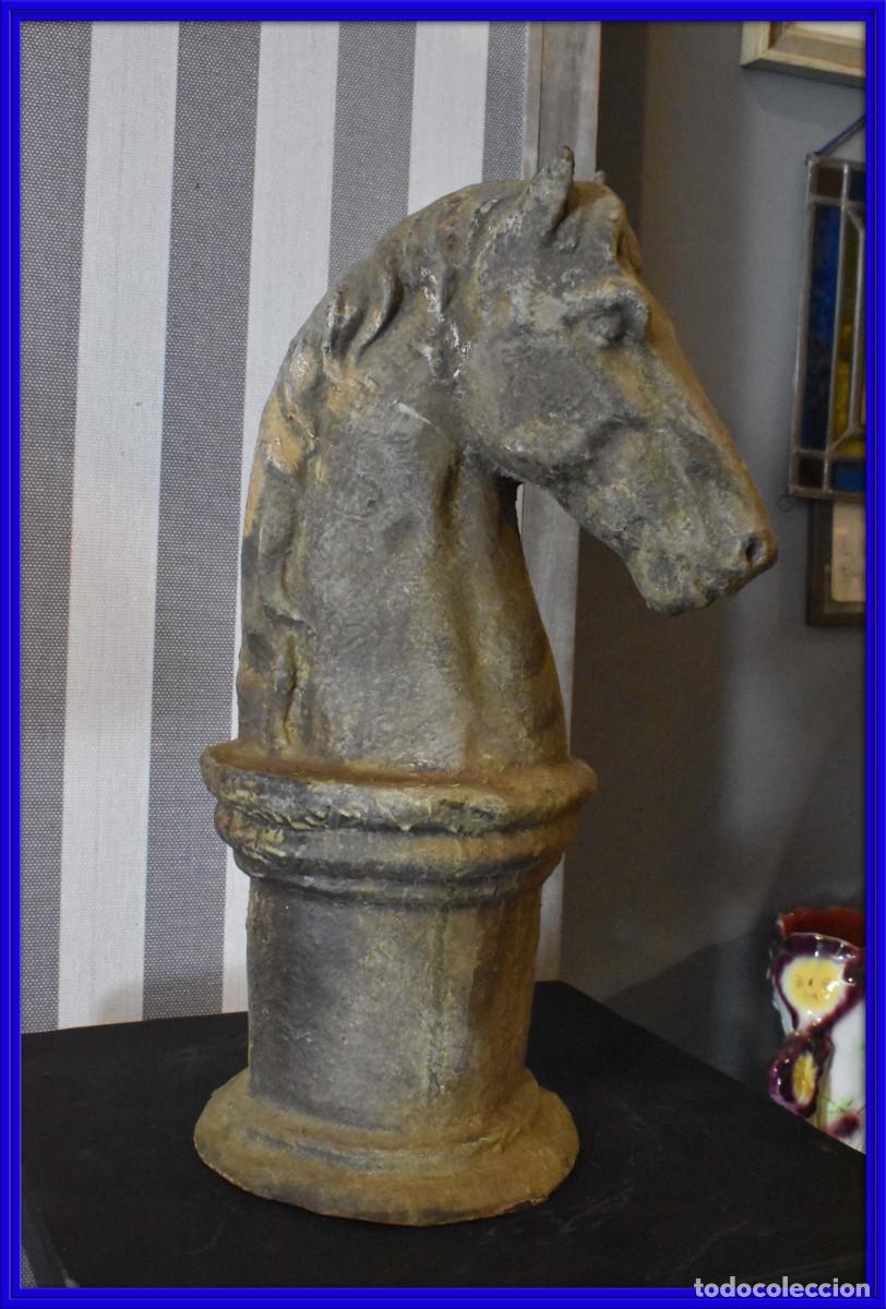 Antig&uuml;edades: Figura de hierro de un busto de un caballo superdecorativo