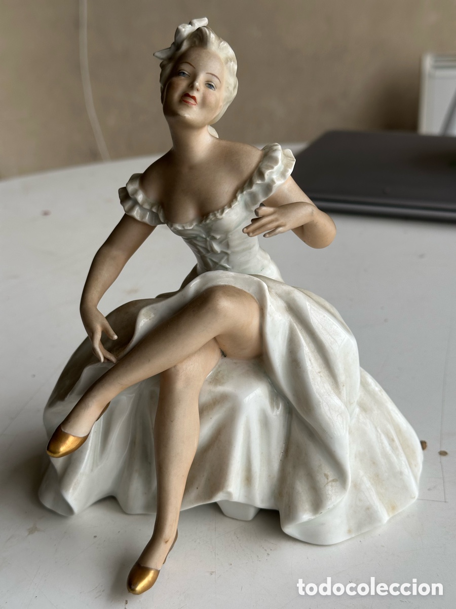 Antig&uuml;edades: Schaubach Kunst &mdash; Bailarina sentada &mdash; Porcelana alemana, c. 1930-1953 &mdash; N&uacute;mero de modelo 1568 &mdash; Marc