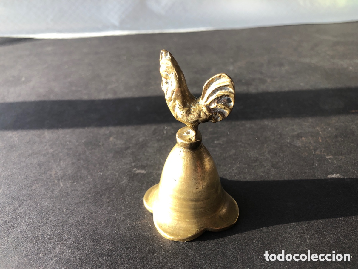 Antig&uuml;edades: Antigua y peque&ntilde;a campana de mano de bronce GALLO