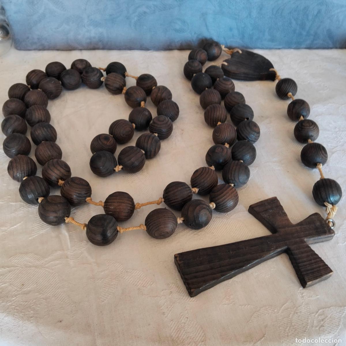 Oggetti Antichi: Antiguo rosario de madera tallada con coraz&oacute;n y cruz color marr&oacute;n oscuro, grande a&ntilde;os 60