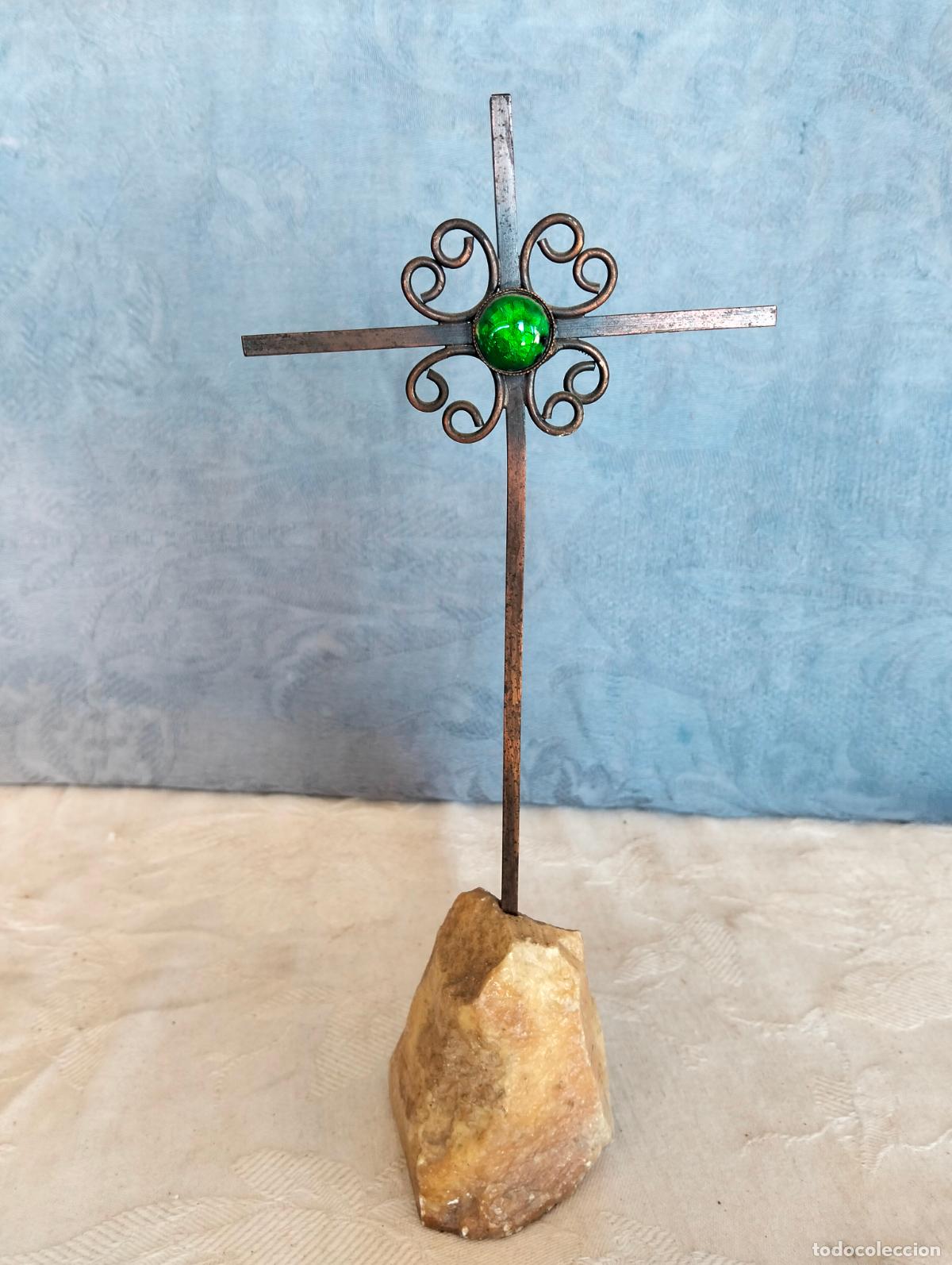 Antig&uuml;edades: Cruz decorativa antigua de metal en piedra con cristal verde a&ntilde;os 50-60