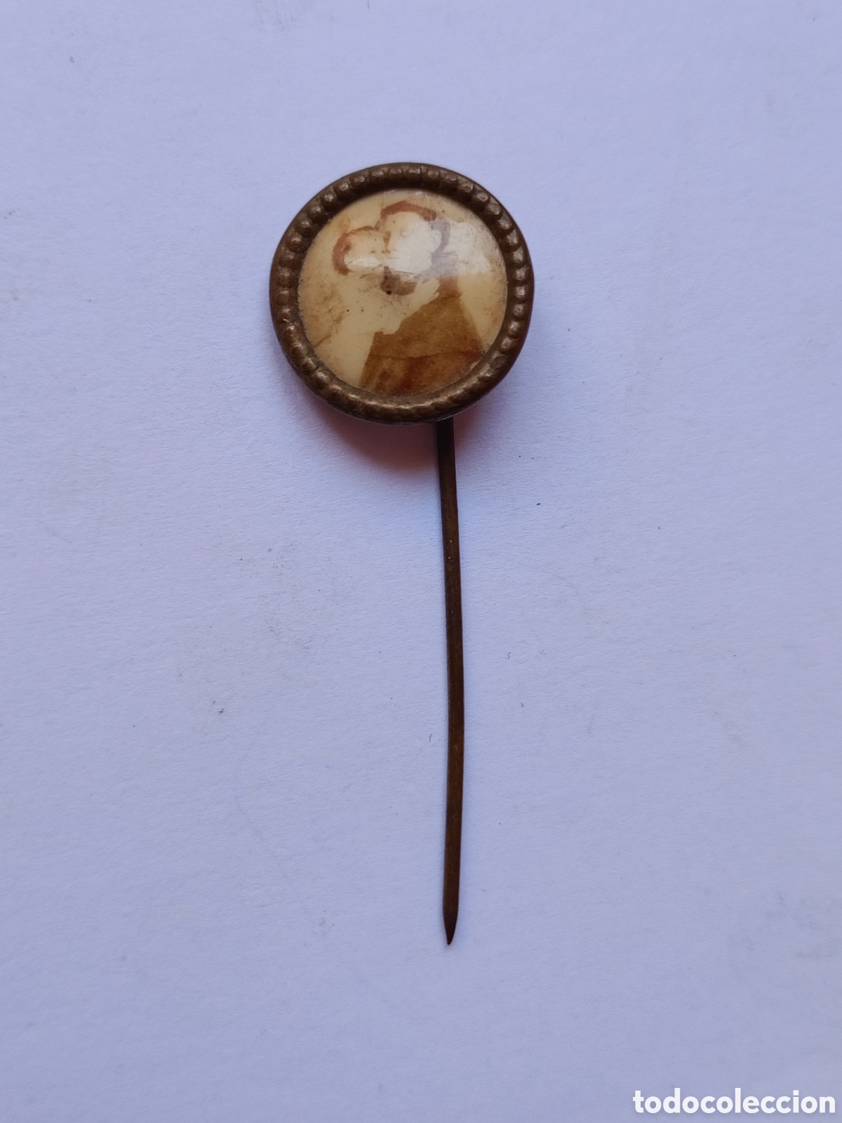 Antiquit&eacute;s: Antiguo alfiler con la foto de un santo fraile con ni&ntilde;o