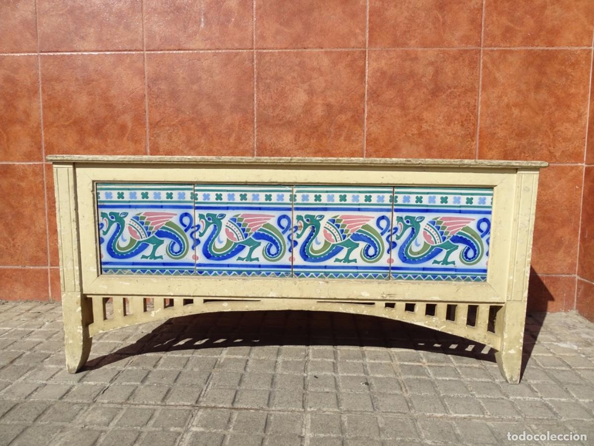 Antig&uuml;edades: ANTIGUO MACETERO POST-MODERNISTA CON AZULEJOS Y MADERA. 97x37x46 cm.