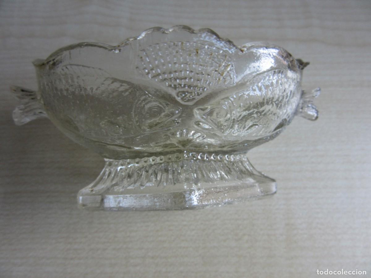 Antig&uuml;edades: Salsera de cristal con decoraci&oacute;n de peces Medidas 10,5 x 5 x 4,8 cm A&ntilde;os 30-40