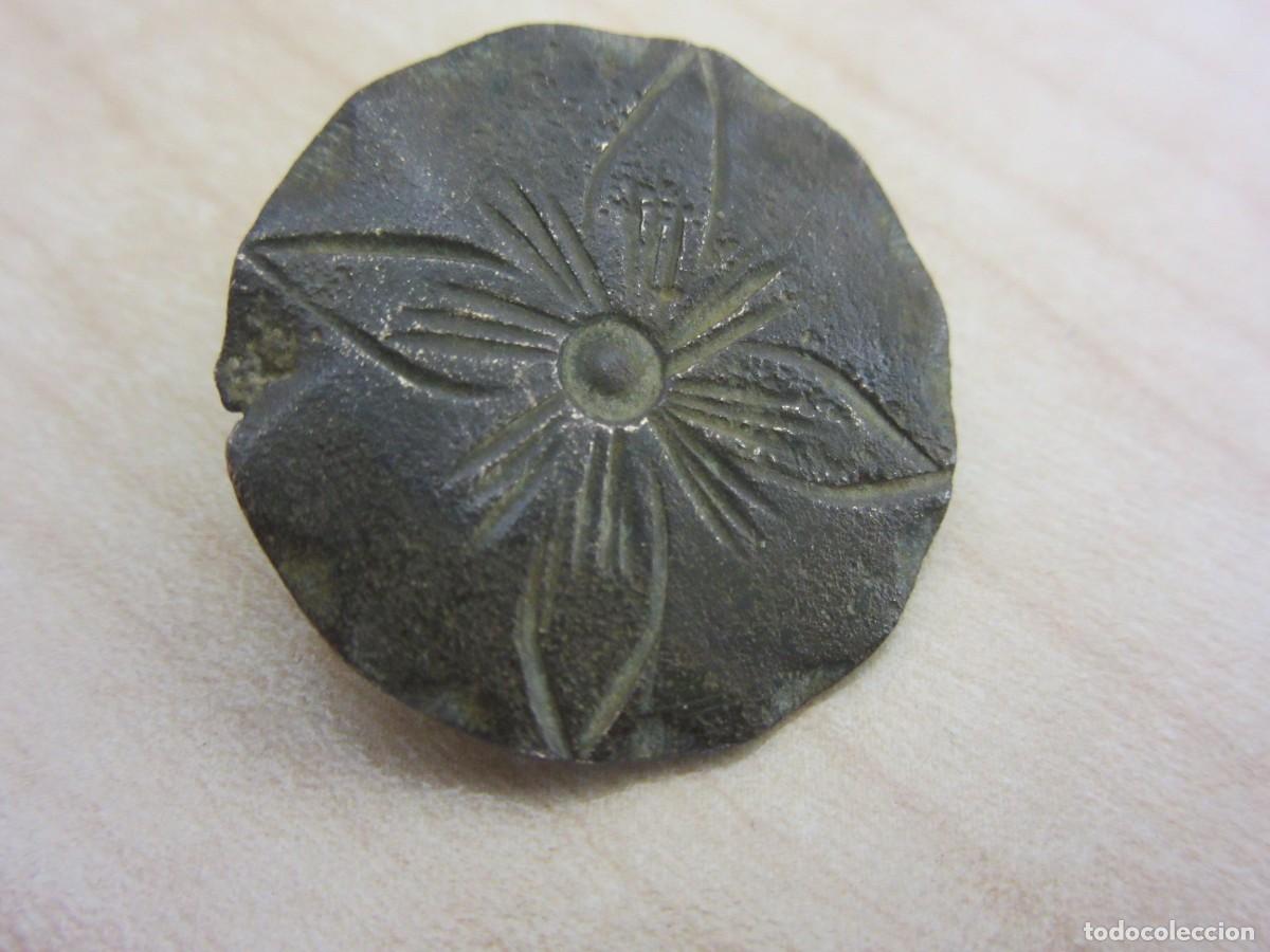 Antiquit&eacute;s: Bot&oacute;n de bronce con decoraci&oacute;n de flor de 4 p&eacute;talos Di&aacute;metro 2,2 cm S XVIII-XIX