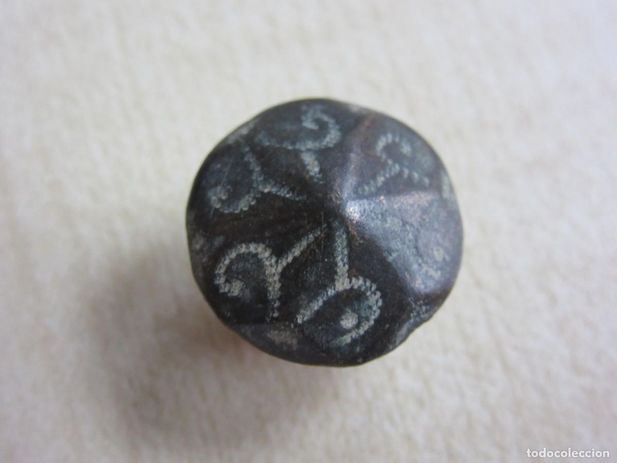 Antig&uuml;edades: Bonito Bot&oacute;n de bronce con decoraci&oacute;n de flor de lis S XVII-XVIII Di&aacute;metro 1,7 cm