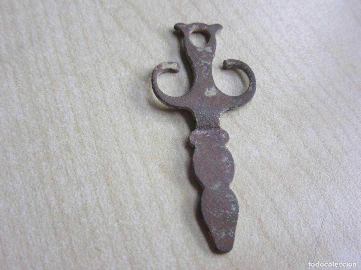 Antiquit&auml;ten: Figura ornamental de bronce Posible S XVIII-XIX Medidas 4 cm