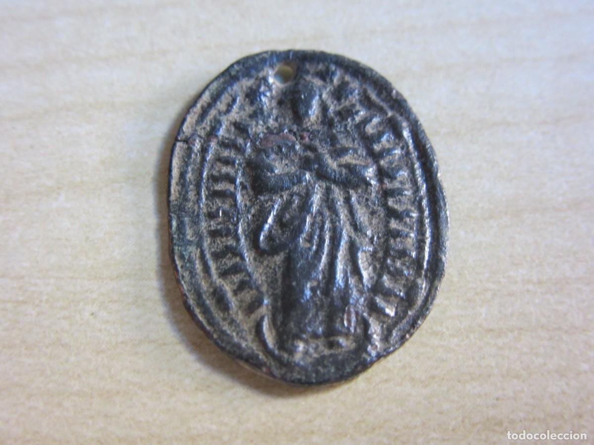 Oggetti Antichi: Medalla bronce de la Virgen y Custodia con &Aacute;ngeles Reutilizada en &eacute;poca S XVIII-XIX Med 2,3 x 1,8 cm