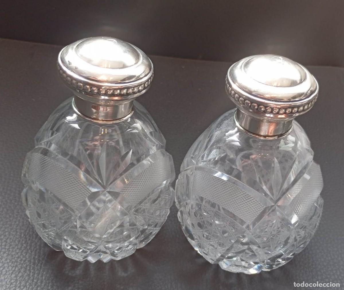 Antig&uuml;edades: Antiguo conjunto de dos botellas de perfume o tocador de cristal de tallado, de los a&ntilde;os 60.