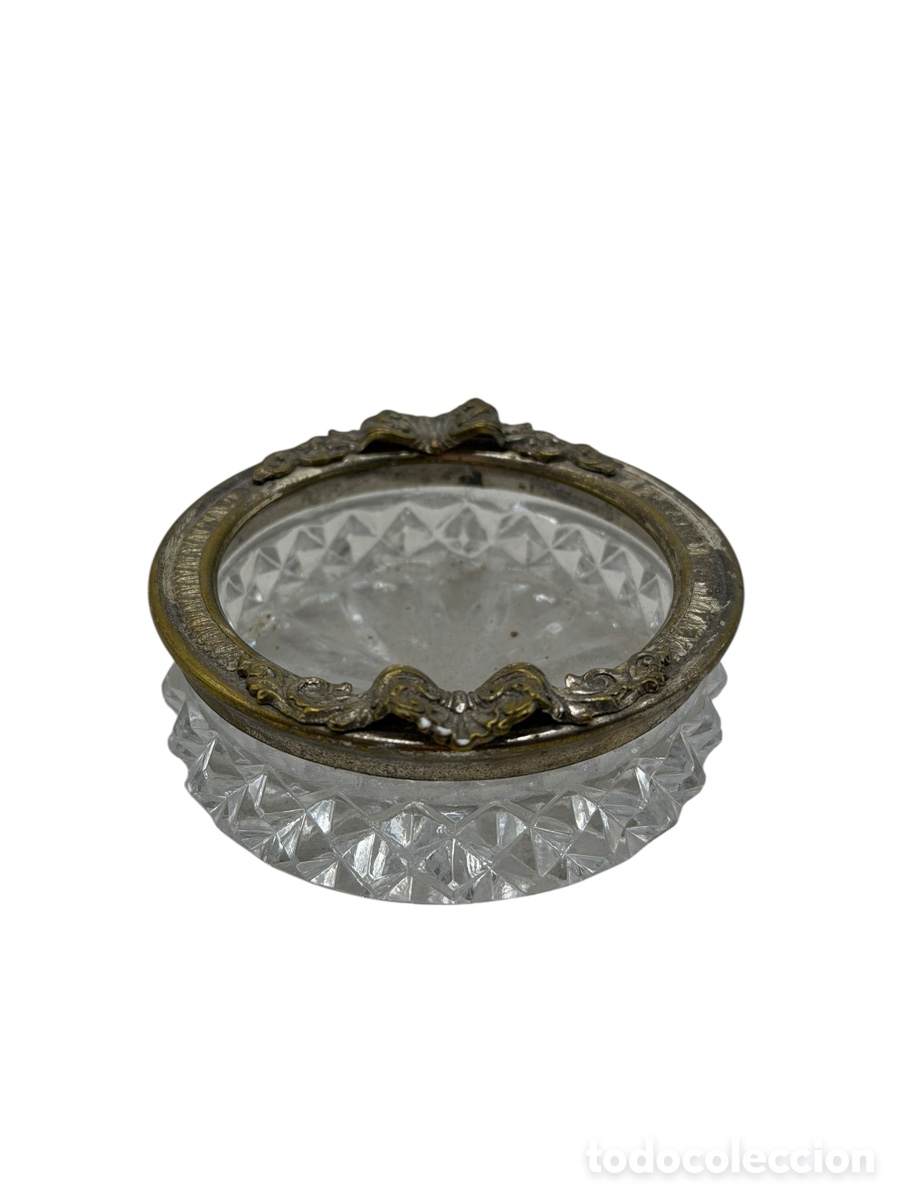 Antig&uuml;edades: Antiguo Cenicero de Cristal Tallado Detalles de Lat&oacute;n