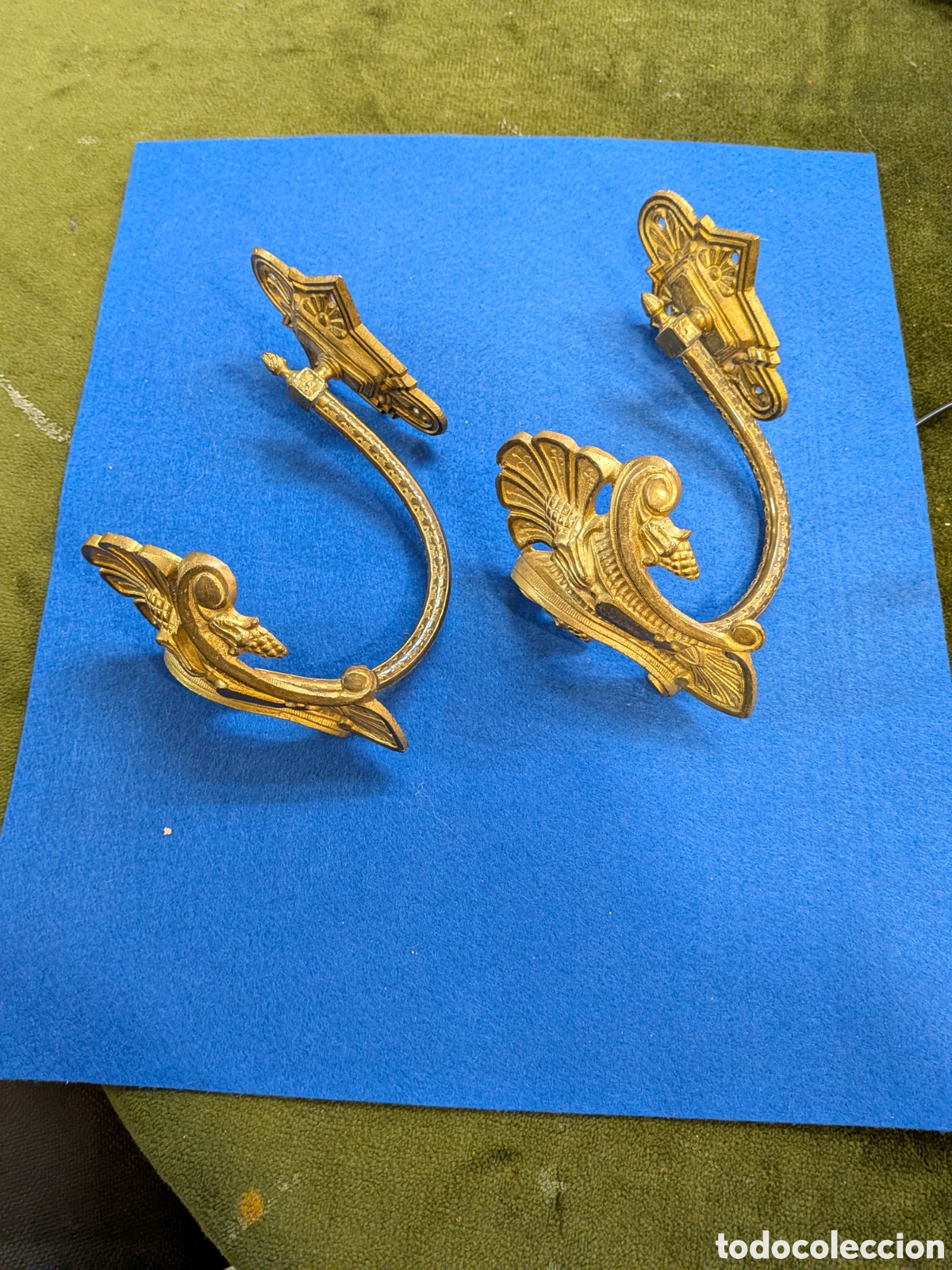 Antig&uuml;edades: Pareja de alzapa&ntilde;os en bronce dorado siglo XIX. REF-7632