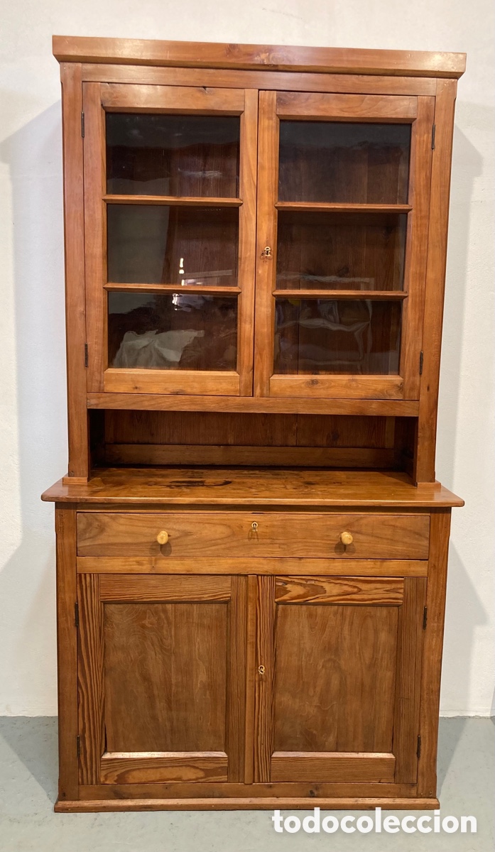 Antig&uuml;edades: Antiguo mueble vitrina restaurado cerezo y pino